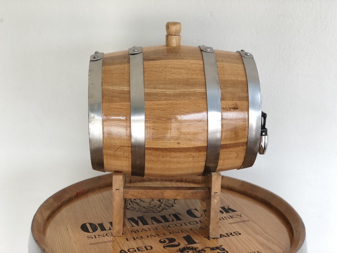 Làm rượu whisky bằng thùng gỗ sồi