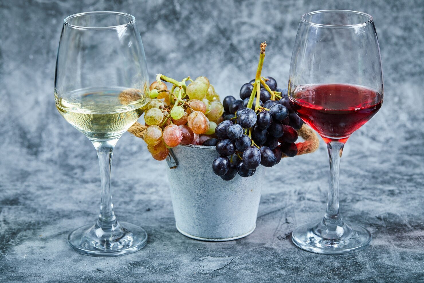 Rượu vang được sản xuất qua quá trình ủ nho lên men