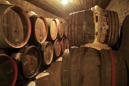 Góc giải đáp: Quá trình lão hóa rượu vang trong thùng rượu gỗ sồi diễn ra như thế nào?