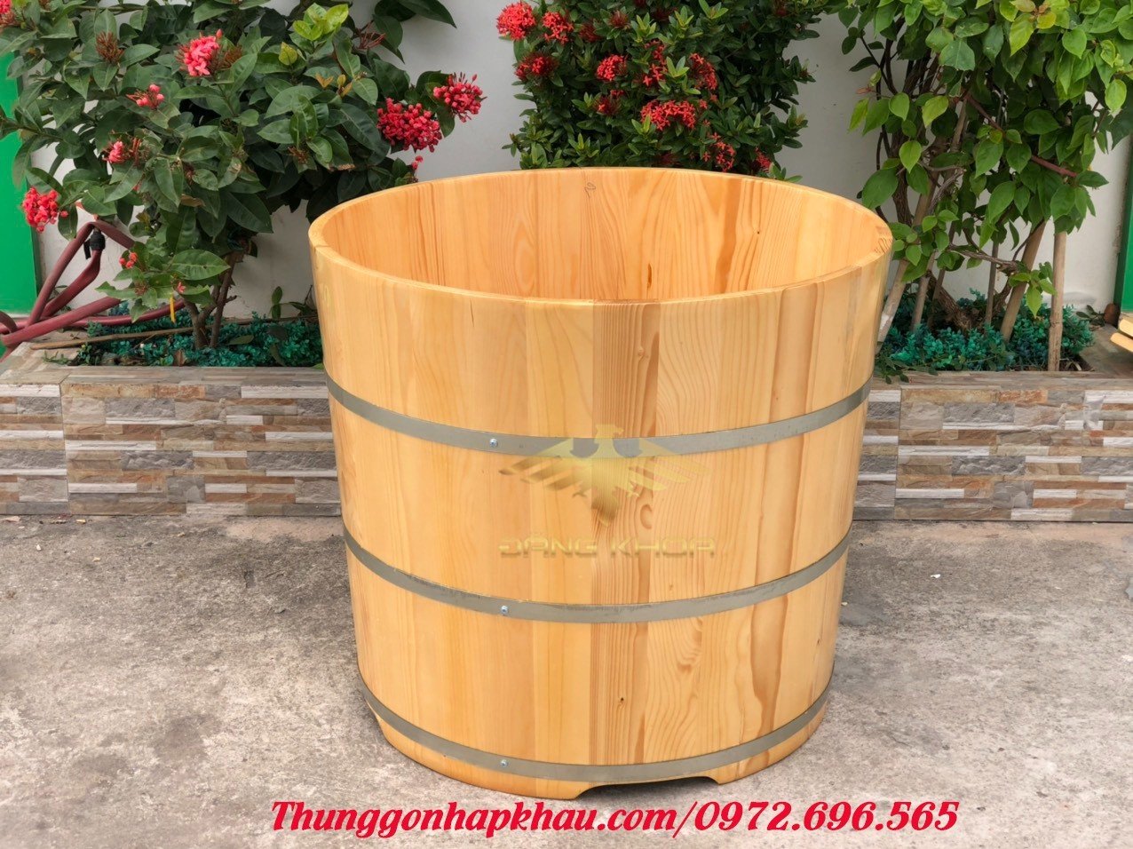Mách bạn cách chọn bồn tắm gỗ thích hợp với không gian phòng tắm nhỏ